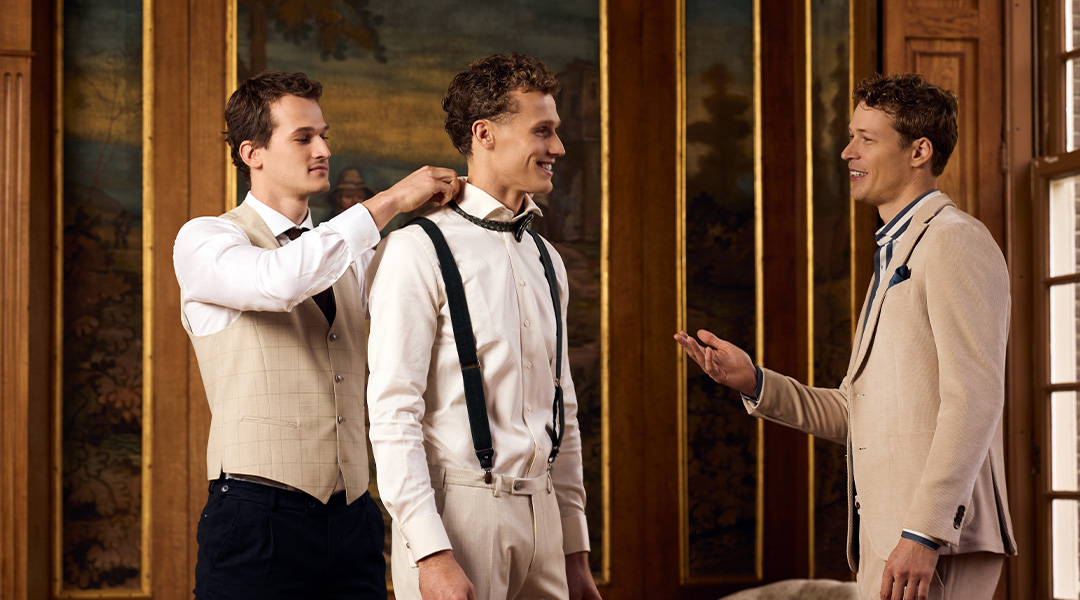 Getuige helpt bruidegom met strik