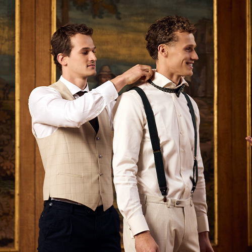 getuige helpt bruidegom met strik