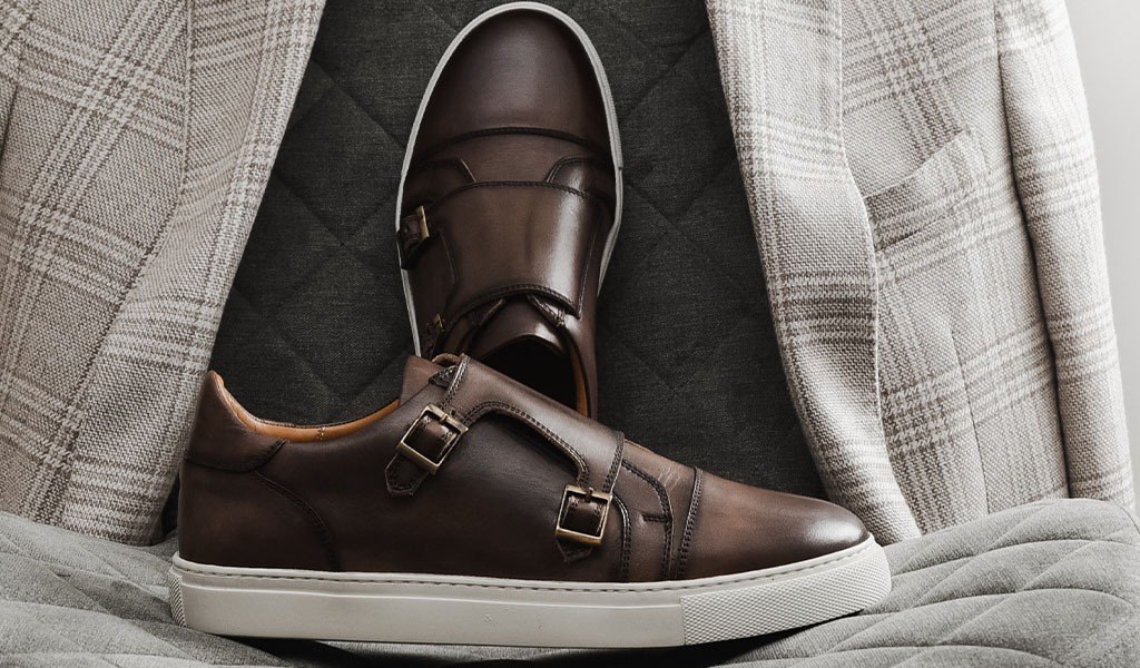 Sneaker bij een trouwpak Sneaker bij een trouwpak